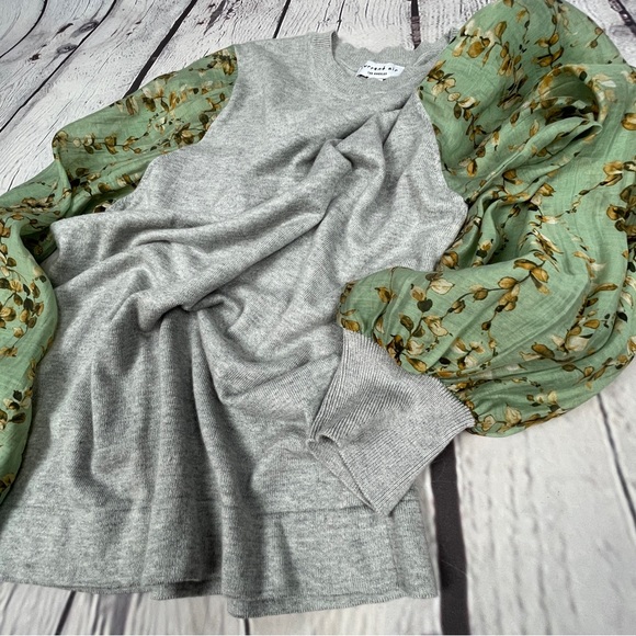 CURRENT AIR gray knit top with floral lightweight balloon sleeves, size S - Picture 8 of 16